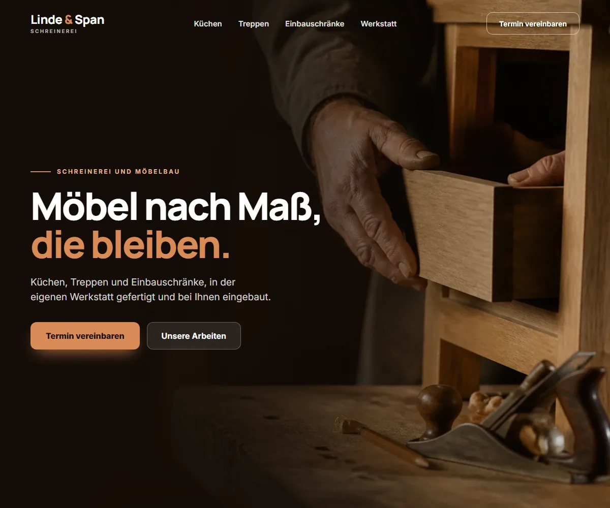 Die fertige Webseite der Schreinerei Linde & Span, dieselbe wie im Entwurf: Kopfbereich mit Überschrift, Termin-Knopf und Werkstattfoto